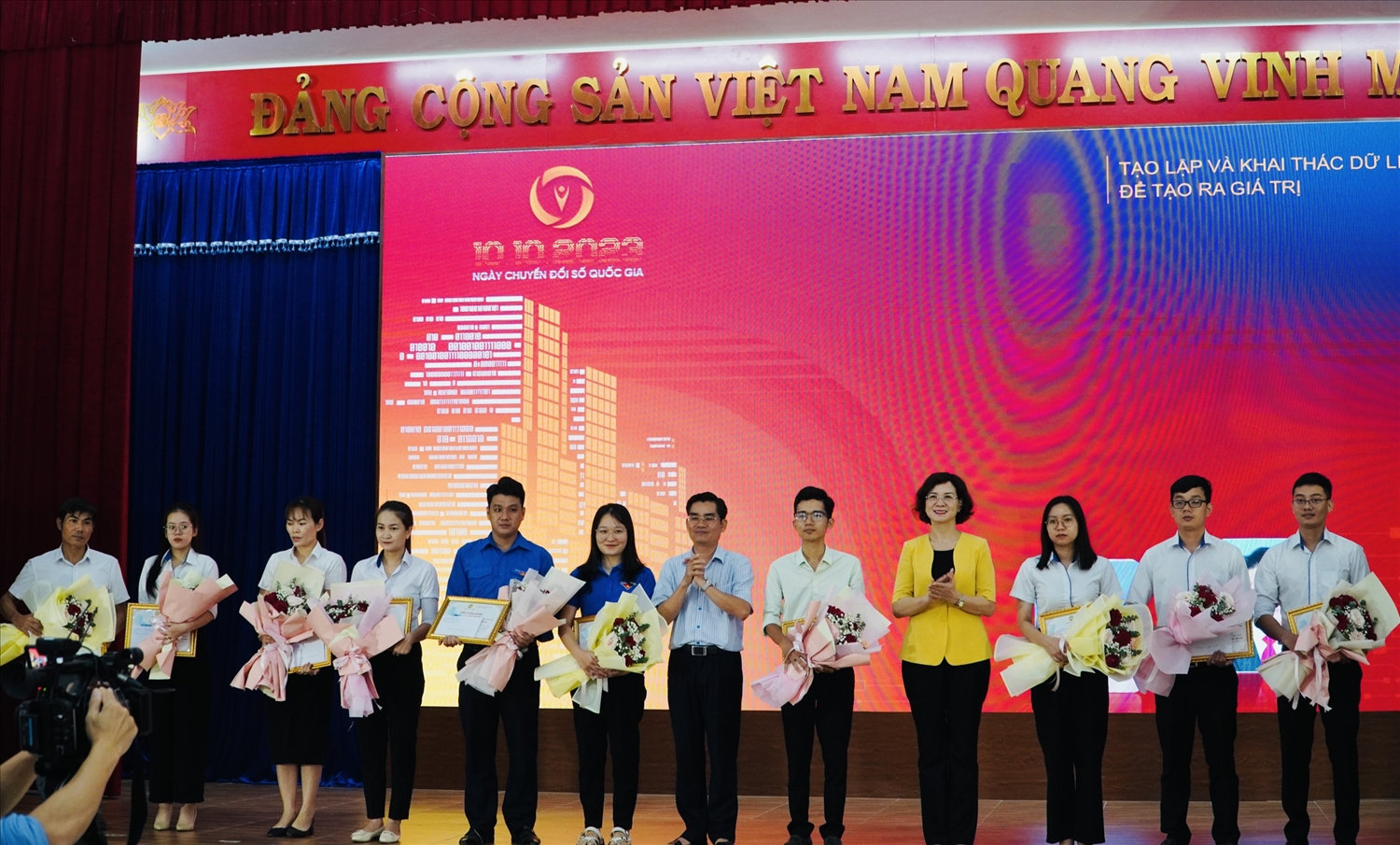 Lãnh đạo tỉnh Bình Phước trao giải cho  cá nhân và tập thể có thành tích xuất sắc trong cuộc thi trực tuyến tìm hiểu về chuyển đổi số tỉnh Bình Phước 2023
