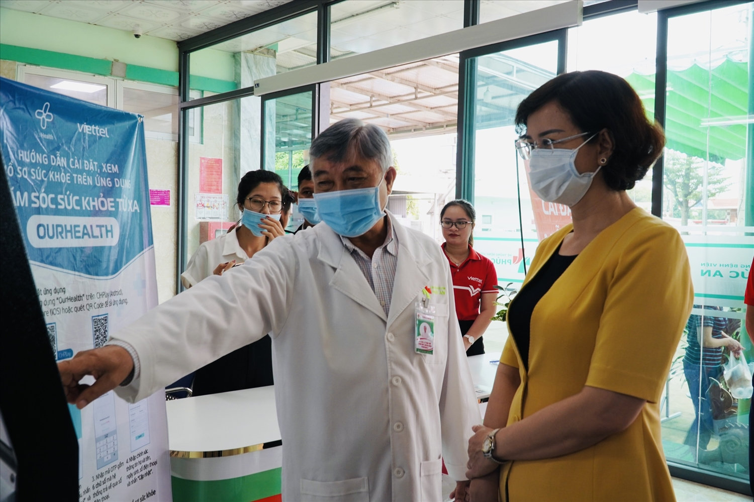 Lãnh đạo tỉnh và các đại biểu tham quan mô hình thanh toán số tại Phòng khám Phúc An, khu phố Mỹ Hưng, phường Thành Tâm, thị xã Chơn Thành
