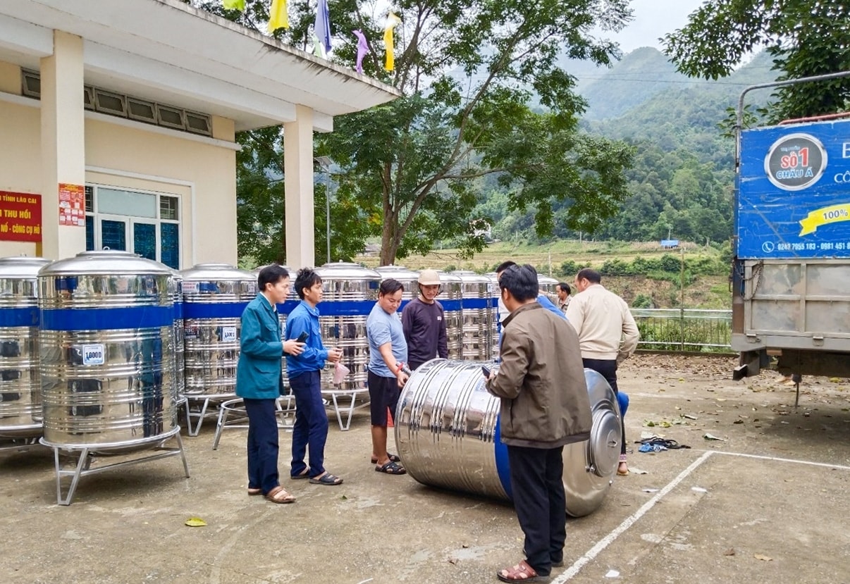 Hơn 500 bồn chứa nước được cấp cho người dân ở 19 xã trên địa bàn huyện Bát Xát Hơn 500 bồn chứa nước được cấp cho người dân ở 19 xã trên địa bàn huyện Bát Xát