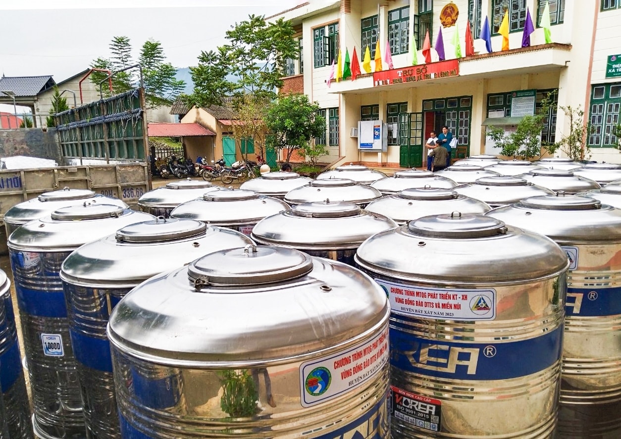 Bồn chứa nước cấp cho người dân là loại bồn Inox, bảo đảm đúng theo yêu cầu kỹ thuật Bồn chứa nước cấp cho người dân là loại bồn Inox, bảo đảm đúng theo yêu cầu kỹ thuật
