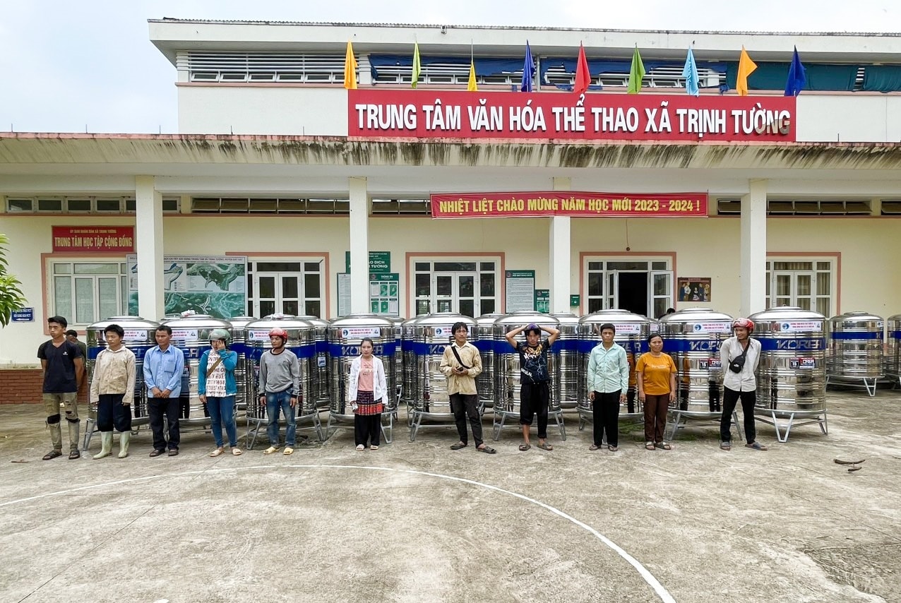 Người dân xã Trịnh Tường nhận bồn chứa nước Người dân xã Trịnh Tường nhận bồn chứa nước