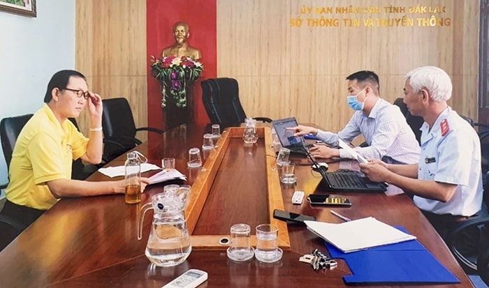 Đối tượng Đặng Đăng Phước (áo vàng) làm việc với cơ quan chức năng.