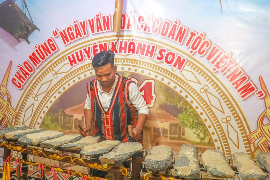 Thanh niên người Raglai ở huyện Khánh Sơn biểu diễn đàn đá. (Ảnh GĐ)