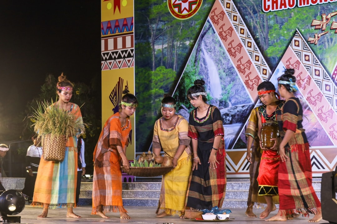 Người dân xã Sơn Hiệp (huyện Khánh Sơn) tái hiện lễ ăn đầu lúa mới. (Ảnh GĐ)