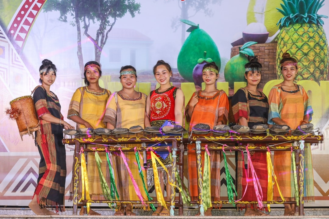 Những thiếu nữ Raglai trong trang phục dân tộc. (Ảnh GĐ)