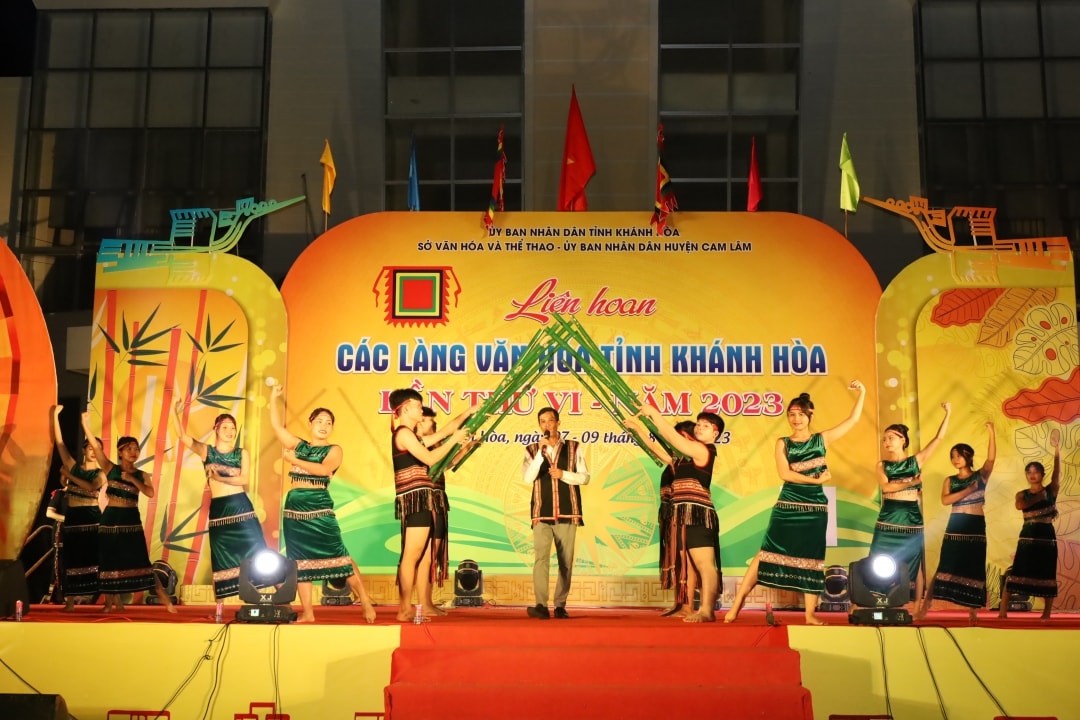 Phần trình diễn của Làng văn hoá  Suối Cá (xã Khánh Trung, huyện Khánh Vĩnh) tại Liên hoan các làng văn hóa năm 2023.