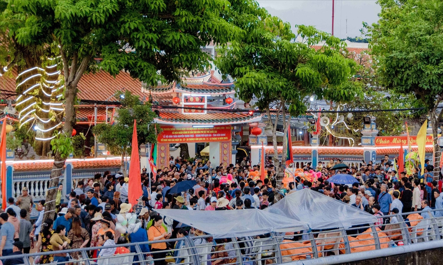 Không chỉ người dân trong tỉnh Kiên Giang đến thấp hương tưởng nhớ vị anh hùng dân tộc, mà Nhân dân các tỉnh lân cận cũng đến tham dự rất đông
