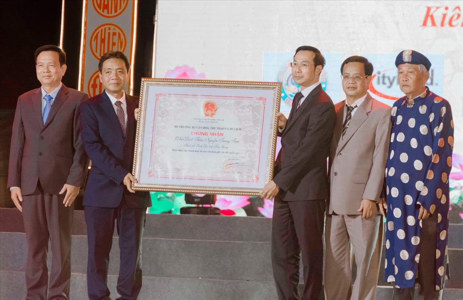 Thứ trưởng Bộ Văn hóa, Thể thao và Du lịch - Hoàng Đạo Cương trao Bằng Di sản văn hóa phi vật thể cấp quốc gia Lễ hội Đình thần Nguyễn Trung Trực cho lãnh đạo tỉnh Kiên Giang