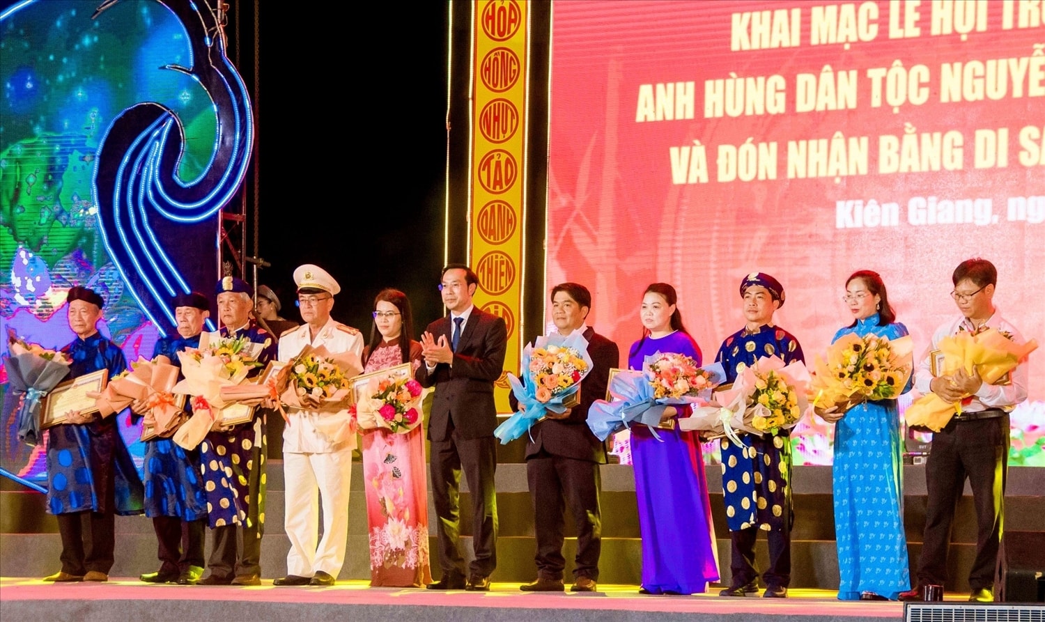 Phó Chủ tịch UBND tỉnh Kiên Giang - Nguyễn Thanh Nhàn trao Bằng khen của UBND tỉnh cho các cá nhân