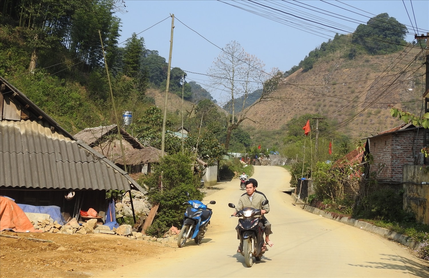 Hệ thống cơ sở hạ tầng huyện Mai Châu đã được cải thiện rõ rệt, tỷ lệ hộ nghèo giảm nhanh, đời sống vật chất và tinh thần của đồng bào các dân tộc nhất là ở vùng đặc biệt khó khăn từng bước được nâng lên.