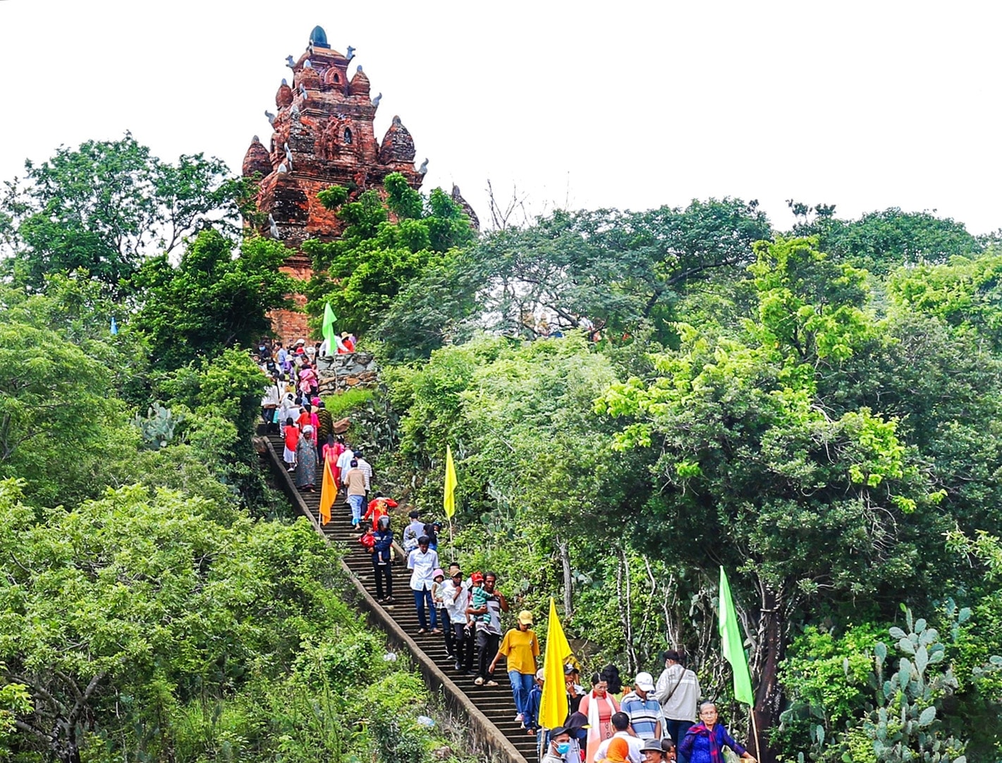 Du khách tham quan tại tháp Pô Rômê thôn hậu Sanh, xã Phước Hữu (Ninh Phước)