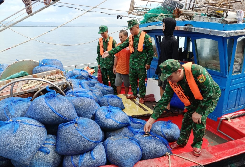 Cán bộ BĐBP thông báo lỗi vi phạm của chủ tàu
