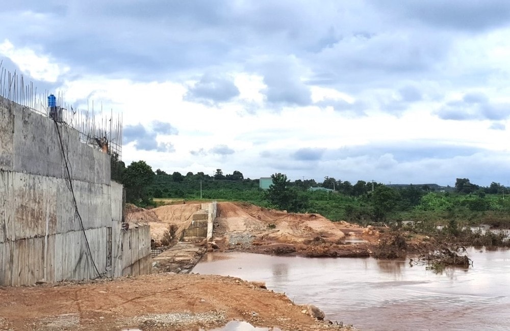 Do lưu lượng lũ quét về đột ngột lớn, tốc độ dòng chảy cao làm đẩy trôi một phần bê tông tường phục vụ thi công đập tràn tự do của Nhà máy Ia Glae 2 Do lưu lượng lũ quét về đột ngột lớn, tốc độ dòng chảy cao làm đẩy trôi một phần bê tông tường phục vụ thi công đập tràn tự do của Nhà máy Ia Glae 2