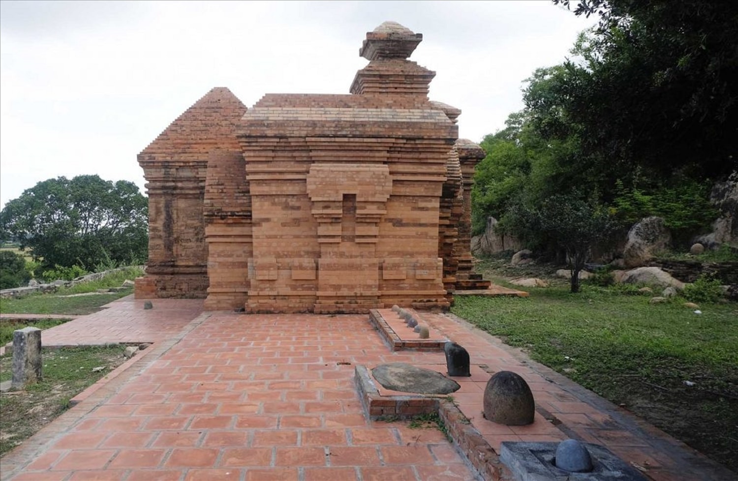 Di tích Nhóm đền tháp Chăm Pô Dam (còn gọi là Pô Tầm) trên núi Ông Xiêm, thuộc xã Phú Lạc, huyện Tuy Phong, tỉnh Bình Thuận được xếp hạng Di tích kiến trúc nghệ thuật cấp quốc gia năm 1996.