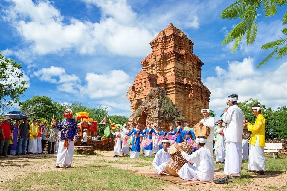 Đồng bào Chăm múa trên Tháp (Ảnh Phùng Hà Trung)