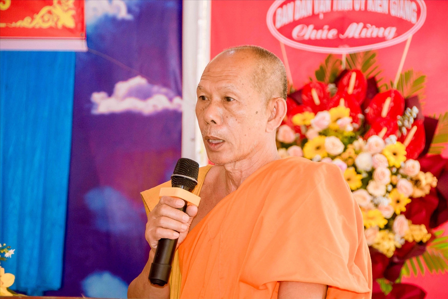Hòa thượng Danh Đổng, Trưởng ban Trị sự Giáo hội Phật giáo Việt Nam tỉnh, Chủ tịch Hội Đoàn kết sư sãi yêu nước tỉnh Kiên Giang phát biểu khai mạc buổi họp mặt.
