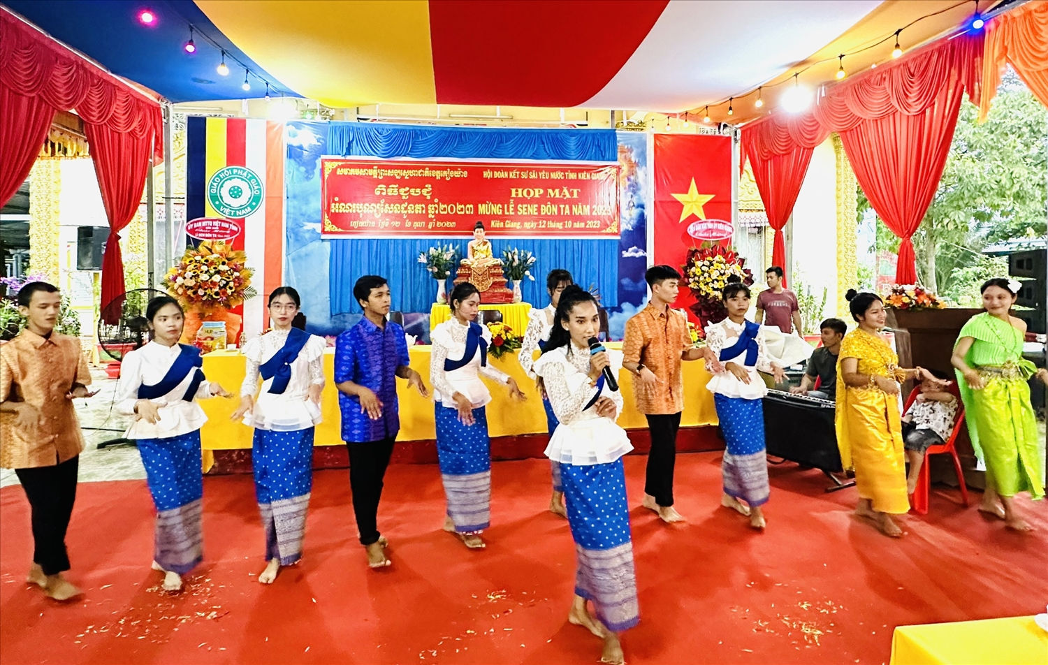 Những diệu múa, những âm thanh của nhạc ngũ âm đã làm cho không khí buổi họp mặt thêm ấm áp, an vui