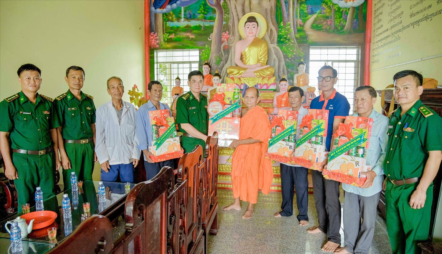 Đại tá Huỳnh Văn Đông - Bí thư Đảng ủy, Chính ủy BĐBP tỉnh Kiên Giang và Ban chỉ huy Đồn Biên phòng Phú Mỹ trao quà mừng Sen Dolta đến  trụ trì chùa Trà Phọt và Người có uy tín ở xã Phú Mỹ, huyện Giang Thành