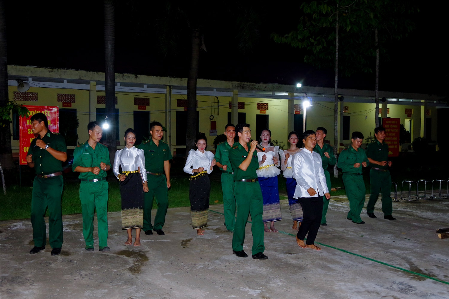 Đồn Biên phòng Lai Hoà  tổ chức đên giao lưu văn nghệ mừng Lễ Sen Dôlta