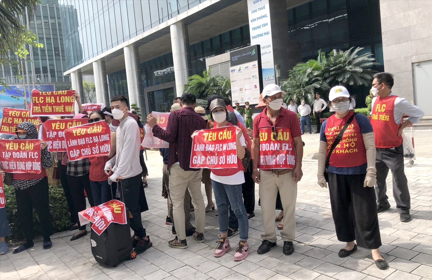 Hàng trăm nhà đầu tư mòn mỏi đòi quyền lợi từ Công ty FLC Hạ Long