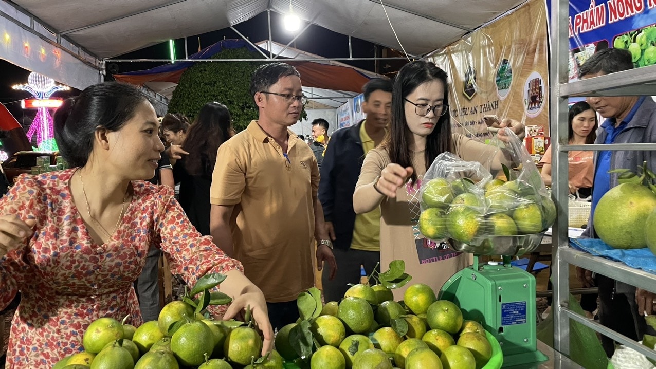 Các gian hàng bày bán những sản phẩm trái cây trồng tại huyện Đăk Hà
