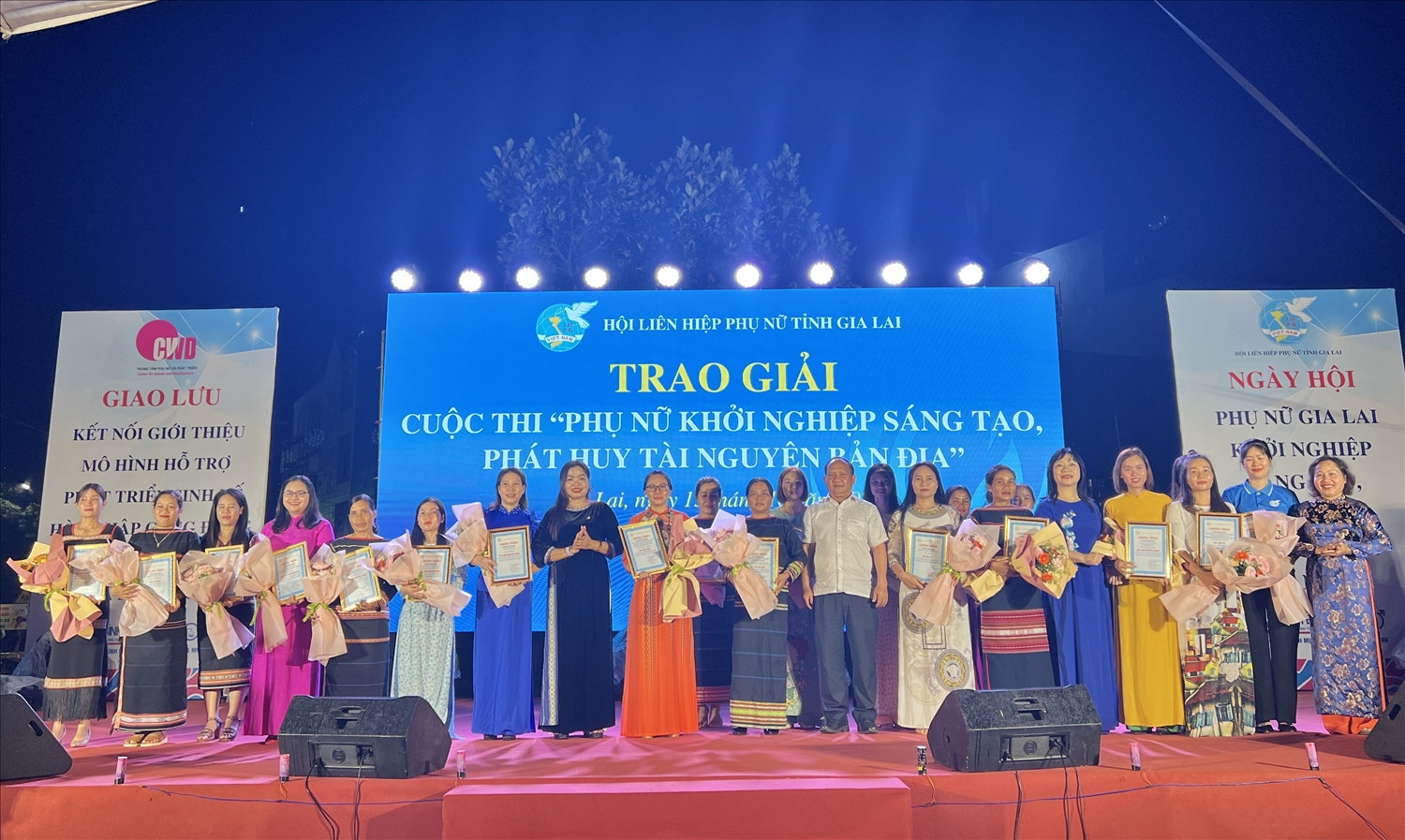 Ban tổ chức trao giải cho 20 ý tưởng khởi nghiệp xuất sắc của cuộc thi “Phụ nữ khởi nghiệp, phát huy tài nguyên bản địa” năm 2023