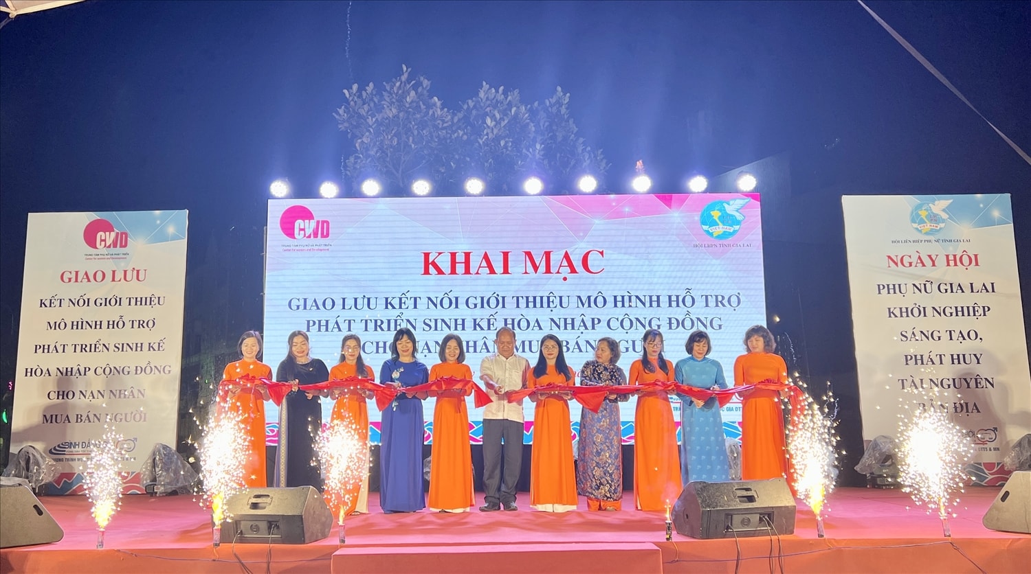 Các đại biểu cắt băng khai mạc giao lưu kết nối, giới thiệu mô hình phát triển sinh kế hòa nhập cộng đồng cho phụ nữ là nạn nhân mua bán người