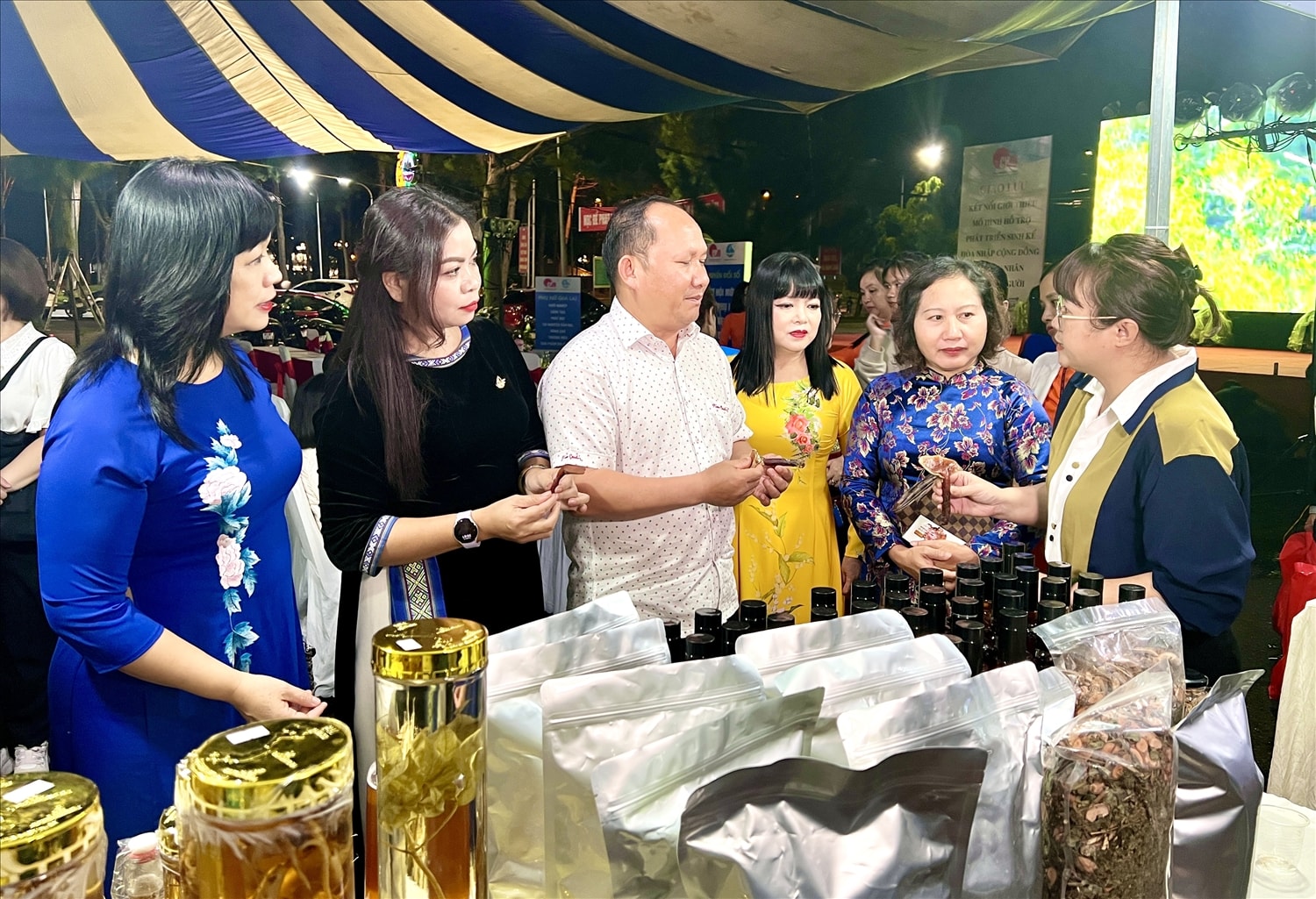 Đại biểu cùng đông đảo người dân tham quan gian hàng sinh kế của phụ nữ tỉnh Kon Tum
