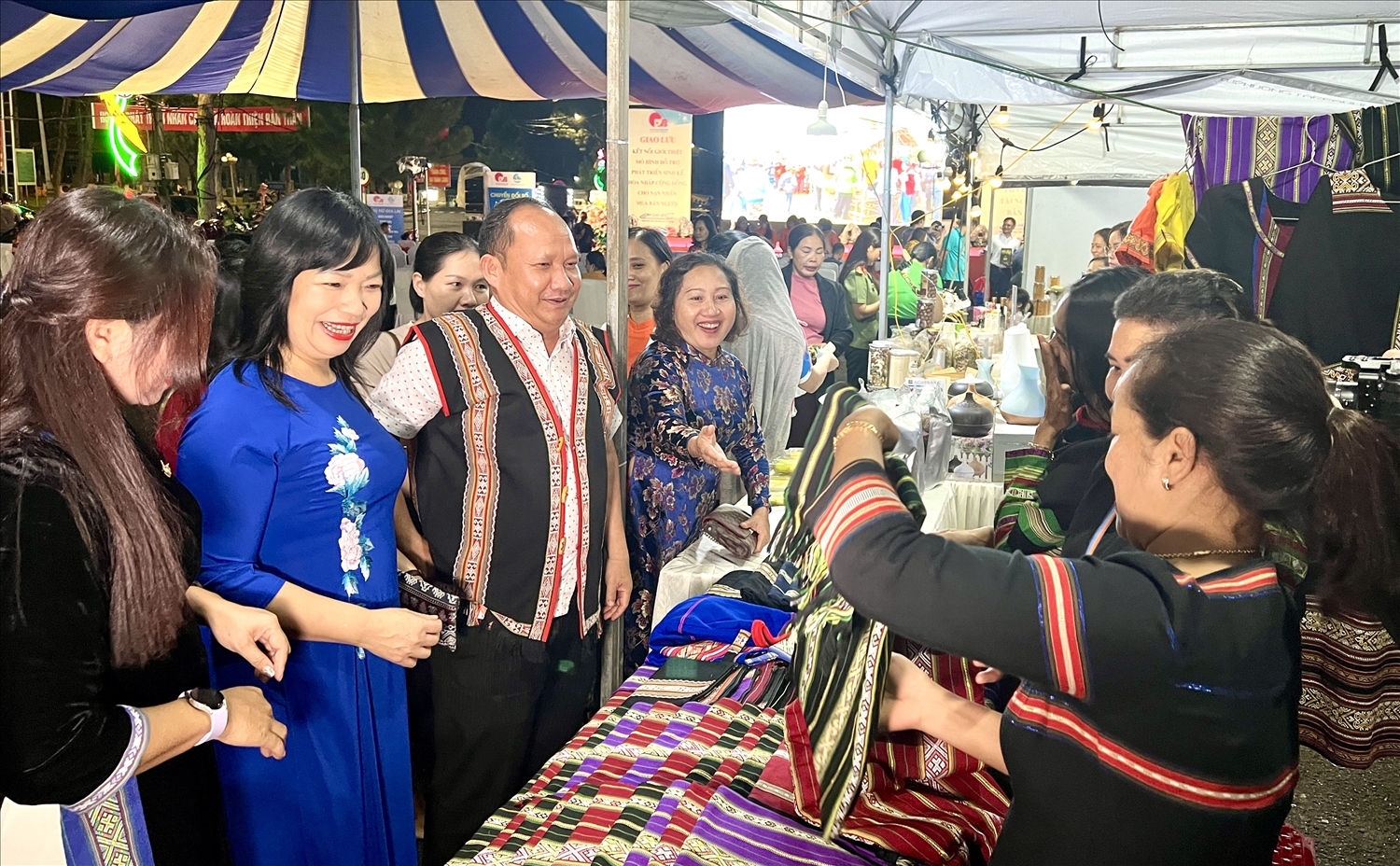 Đại biểu cùng người dân tham quan sản phẩm thổ cẩm độc đáo do phụ nữ DTTS Gia Rai làm ra 