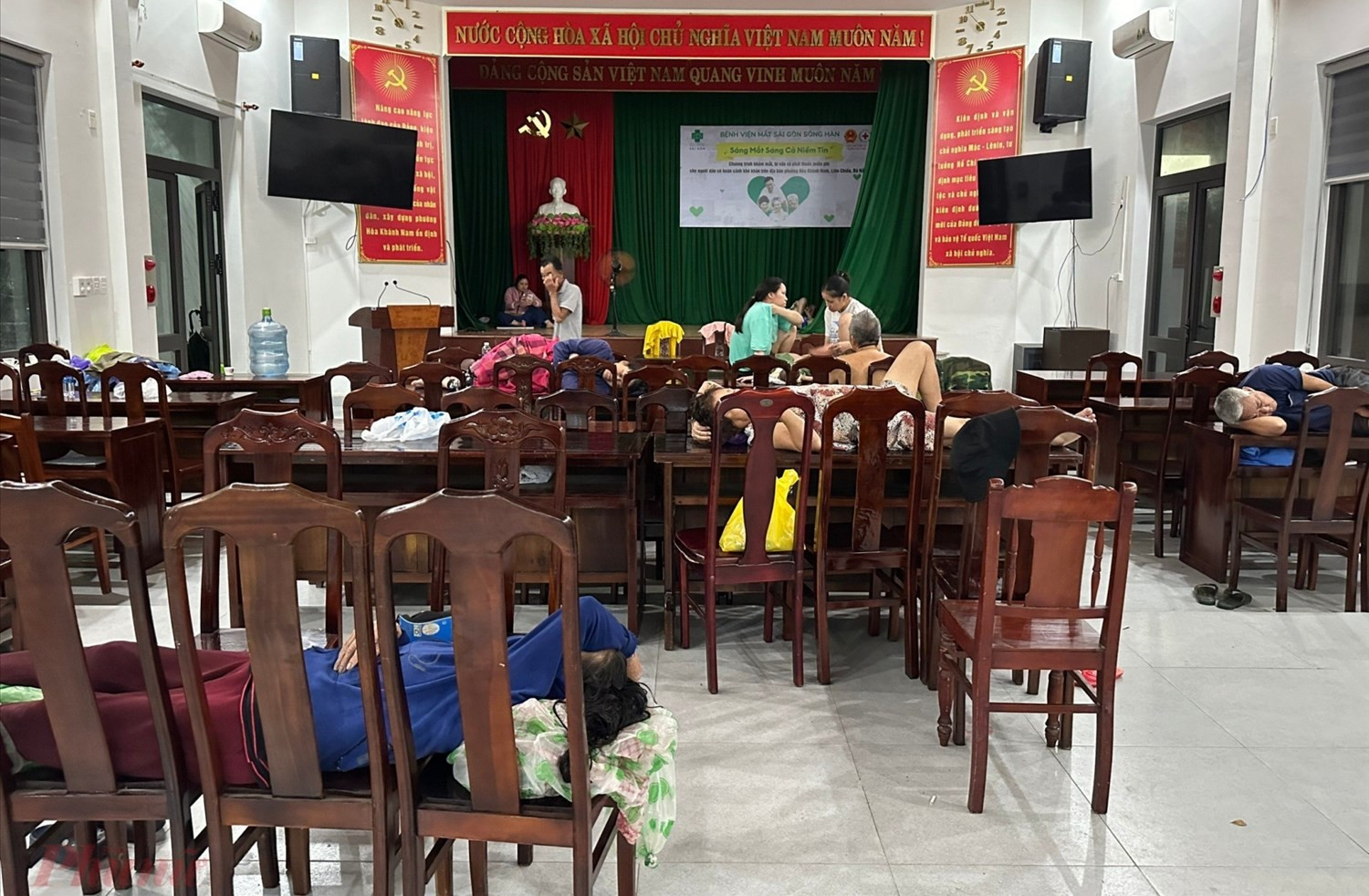 Người dân được bố trí ở tạm tại các khu vực cao chờ nước rút
