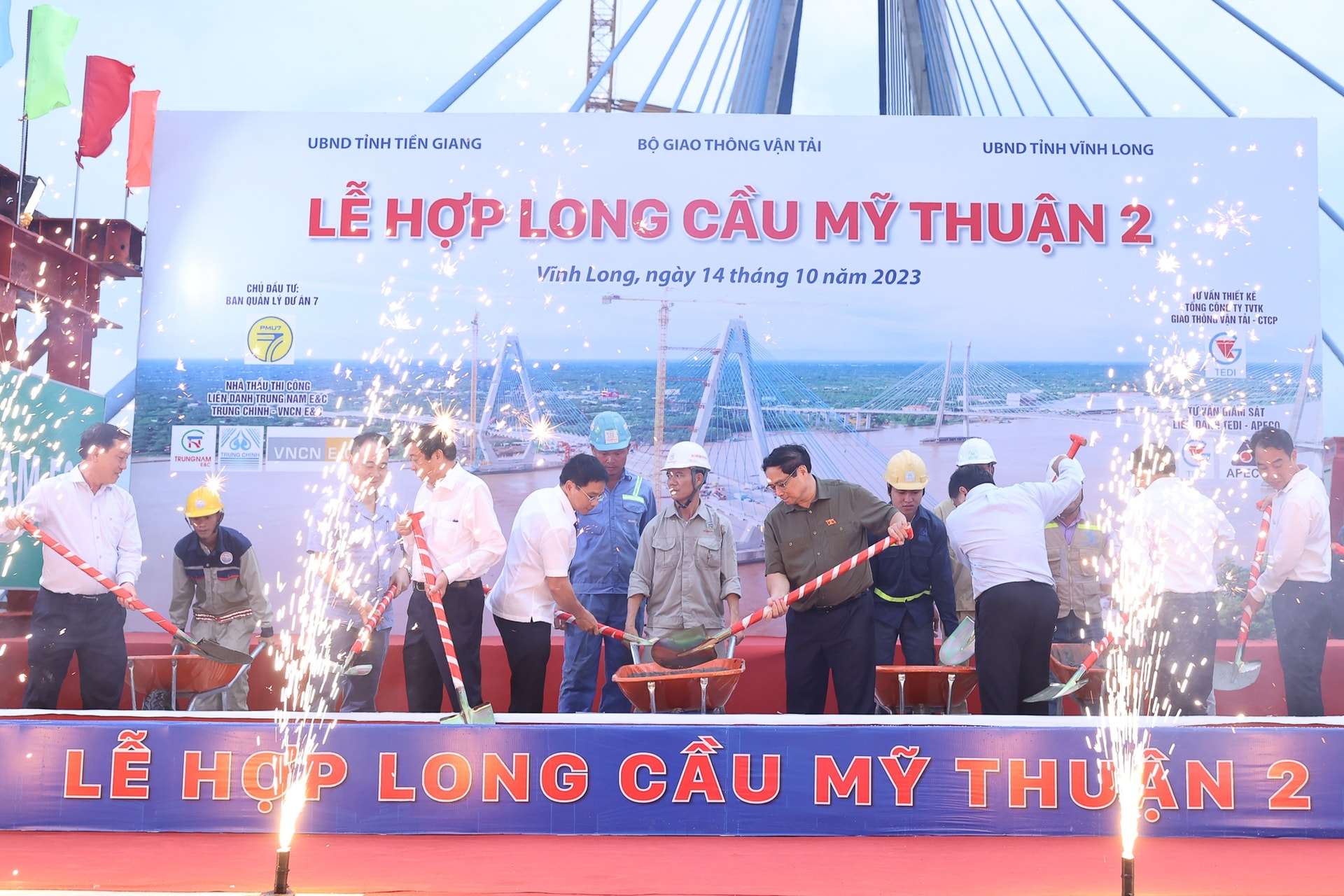 Thủ tướng Phạm Minh Chính dự lễ hợp long cầu Mỹ Thuận 2 thuộc Dự án thành phần đầu tư xây dựng Cầu Mỹ Thuận 2 và đường dẫn hai đầu cầu trên địa bàn tỉnh Tiền Giang và Vĩnh Long - Ảnh: VGP/Nhật Bắc