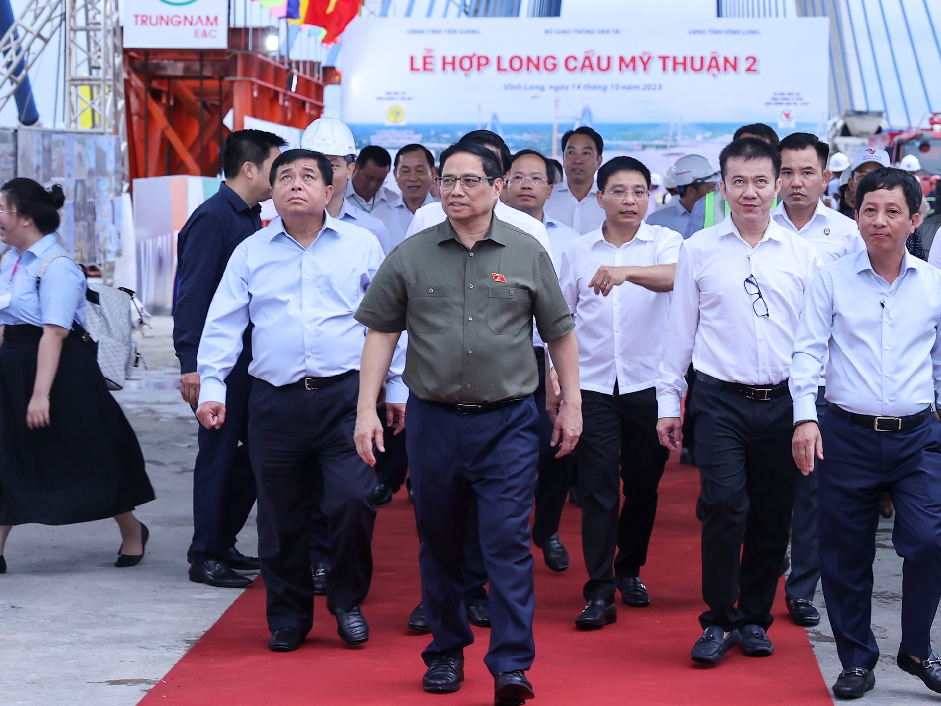 Thủ tướng biểu dương các bộ, cơ quan, địa phương liên quan, nhà thầu , đơn vị tư vấn đã phát huy tinh thần trách nhiệm, nỗ lực vượt qua khó khăn, thách thức, rút ngắn thời gian thi công ít nhất 3 tháng so với kế hoạch - Ảnh: VGP/Nhật Bắc