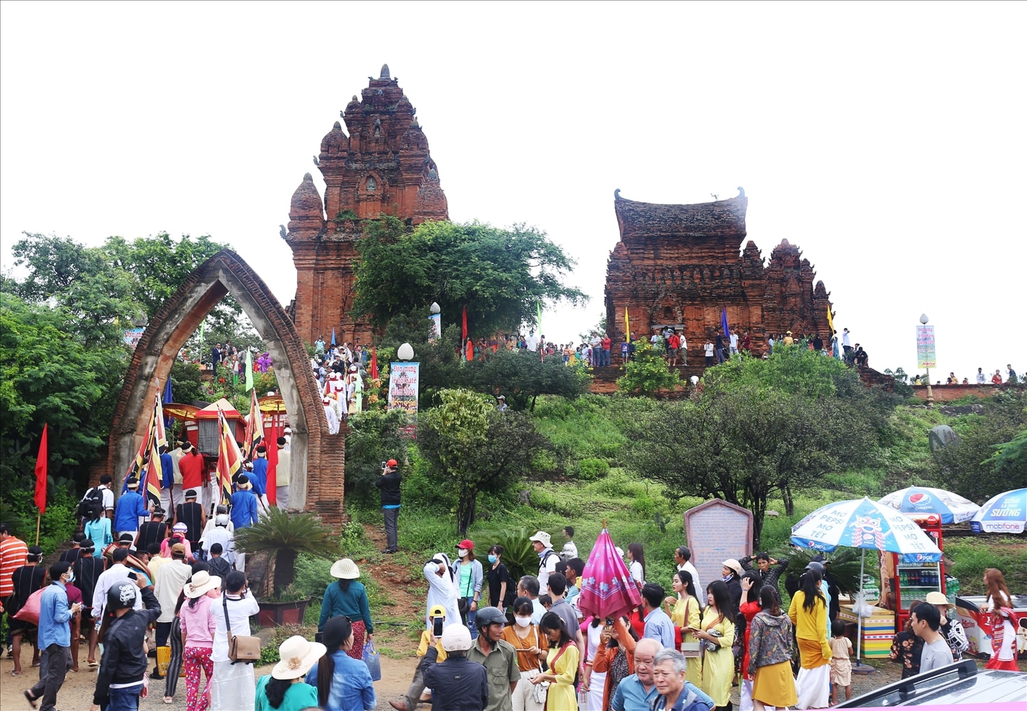Vào dịp Lễ hội Katê hàng năm, các tháp Chăm đón hàng ngàn du khách trong và ngoài nước về tham quan, dự hội