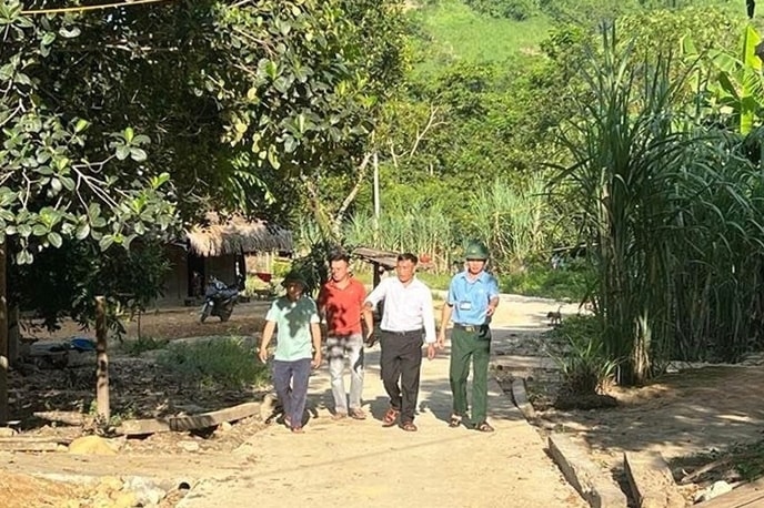 Tổ công tác bản Phá Lõm, xã Tam Hợp kiểm tra tình hình an ninh trật tự trên địa bàn Tổ công tác bản Phá Lõm, xã Tam Hợp kiểm tra tình hình an ninh trật tự trên địa bàn