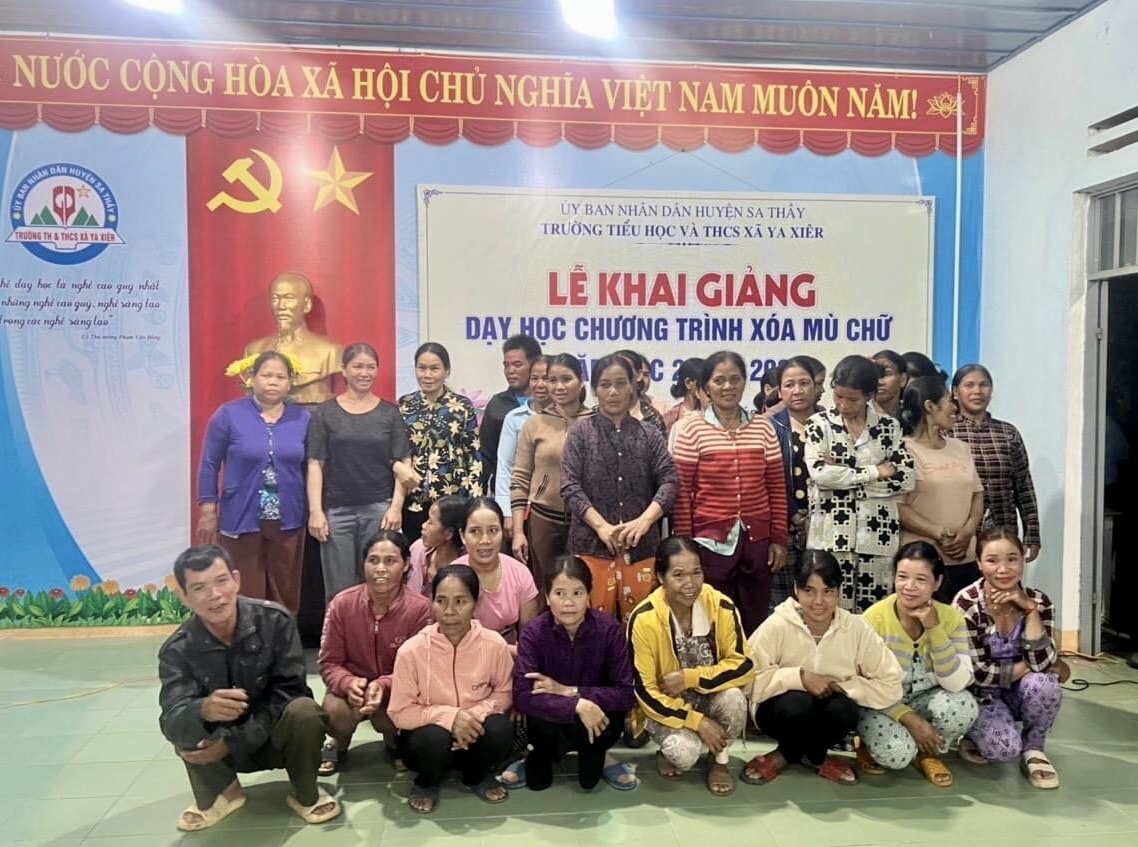 Đồng bào DTTS ở xã Ya Xiêr, huyện Sa Thầy tham gia khai giảng lớp xóa mù chữ