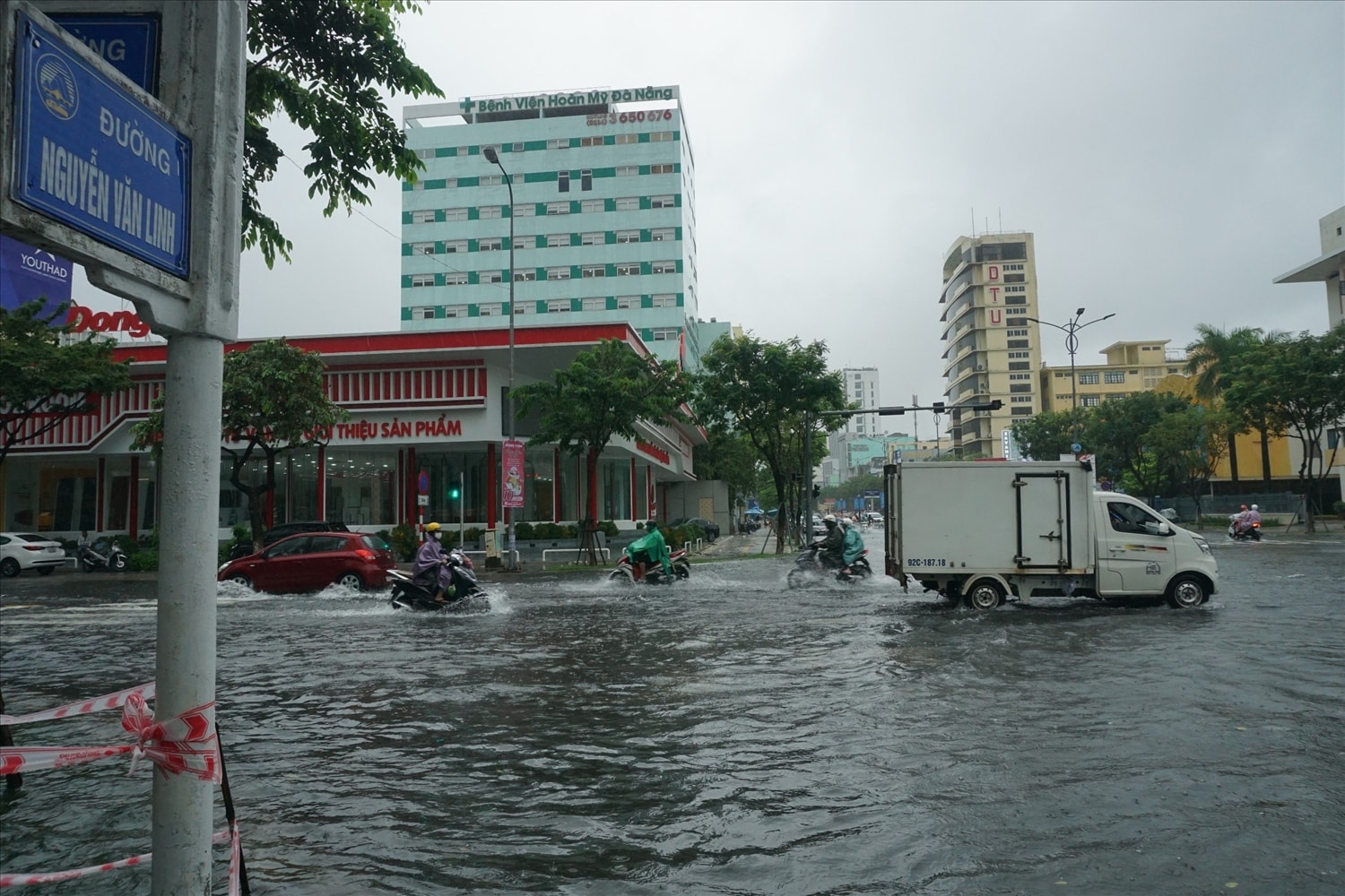 Do mưa lớn, nhiều tuyến đường ở Đà Nẵng bị ngập cục bộ