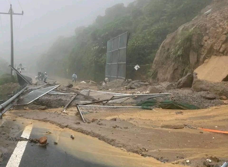 Mưa lớn khiến đèo Hải Vân bị sạt lở, chia cắt giao thông