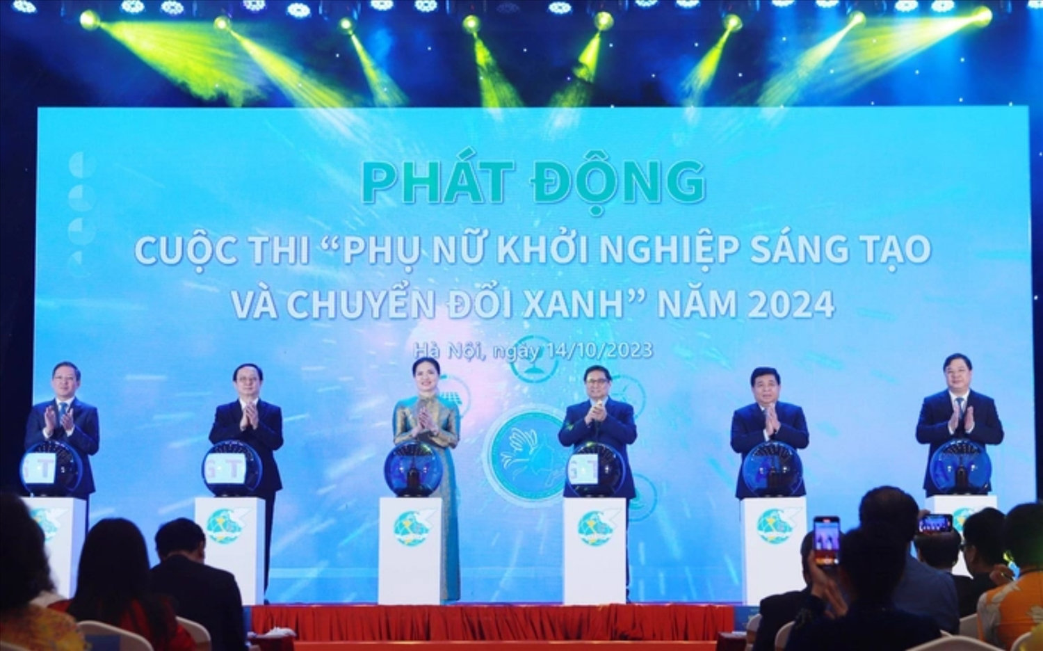 Thủ tướng Phạm Minh Chính; Chủ tịch Hội LHPN Việt Nam Hà Thị Nga; Bộ trưởng Bộ Kế hoạch và Đầu tư Nguyễn Chí Dũng; Bộ trưởng Bộ Khoa học Công nghệ Huỳnh Thành Đạt; Chủ tịch Hội Nông dân Việt Nam Lương Quốc Đoàn; Bí thư Tỉnh ủy Nam Định Phạm Gia Túc thực hiện nghi thức phát động Cuộc thi 