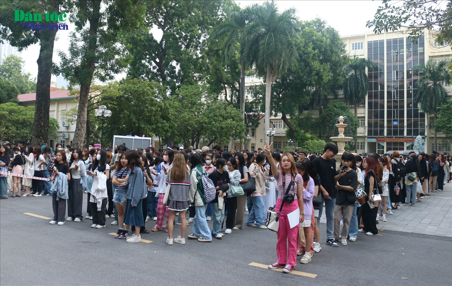 Sức nóng trước giờ G của đêm gala chào tân sinh viên “Nhật ký 20”. Ngay từ đầu giờ chiều, các bạn sinh viên đã tập trung xếp hàng từ rất sớm để tiến vào hội trường C, địa điểm tổ chức đêm đại nhạc hội.