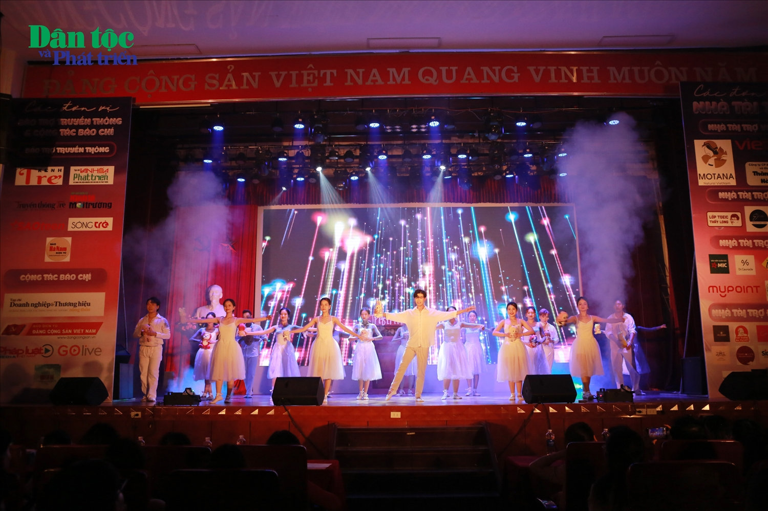 Bài múa uyển chuyển “The Magic Is Calling” của đội văn nghệ sự kiện