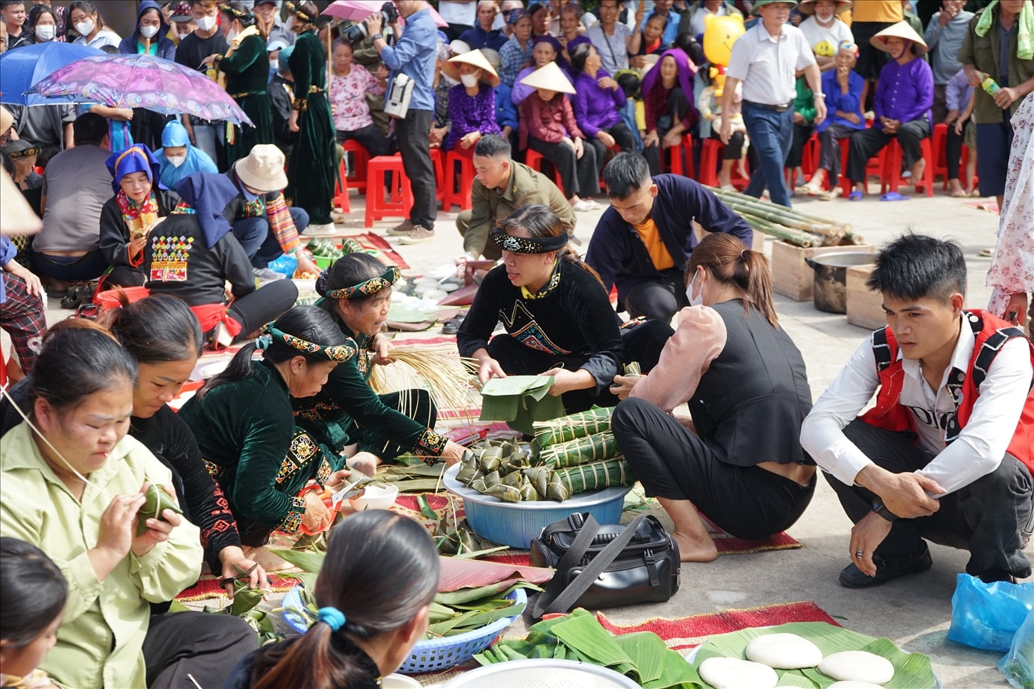 Rộn ràng phần thi gói bánh
