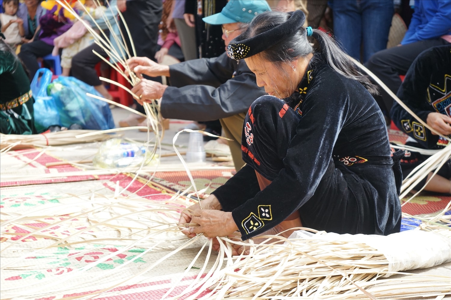 Các nghệ nhân miệt mài với phần trình diễn đan lát truyền thống
