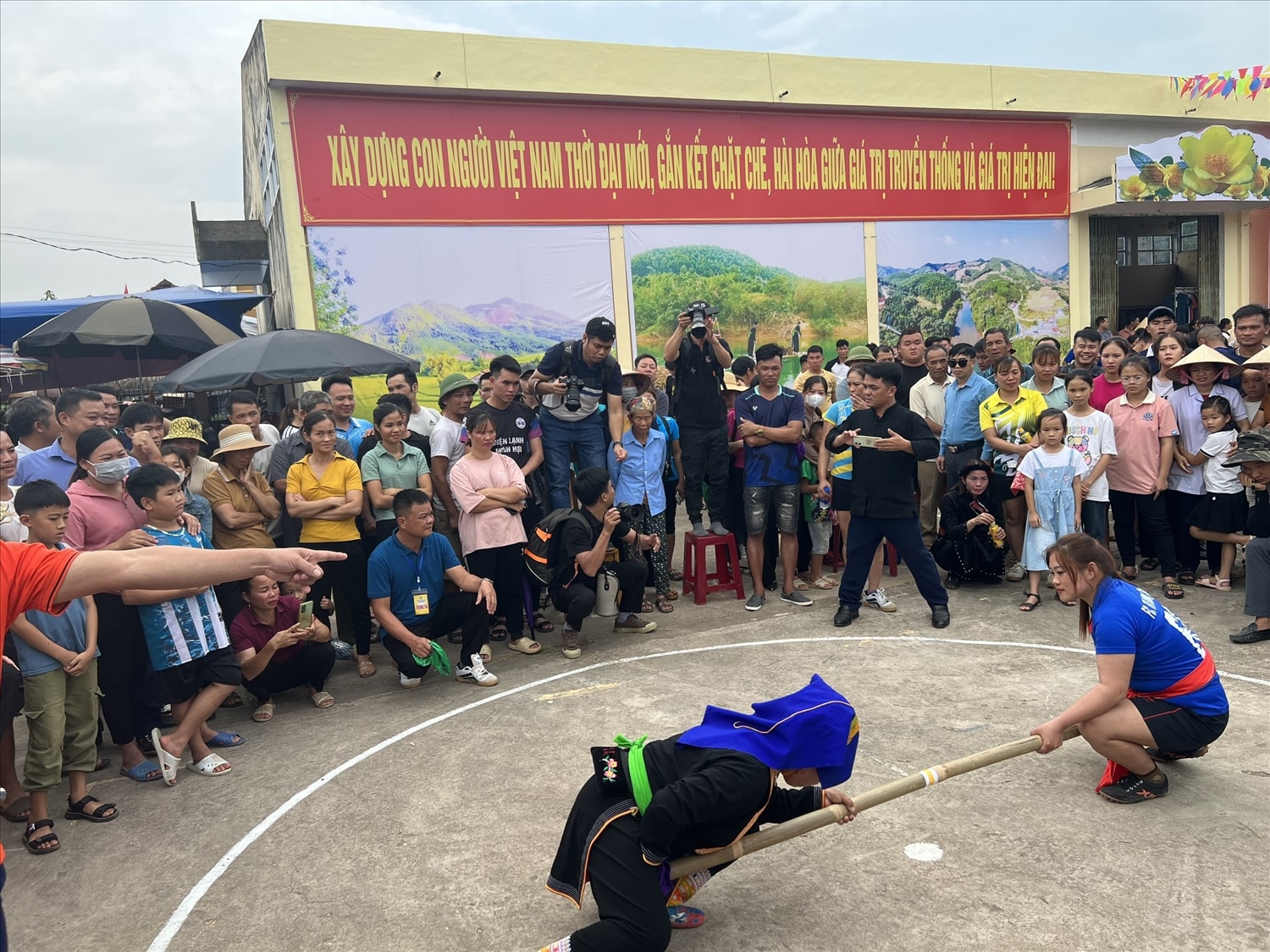 Hào hứng phần thi đẩy gậy