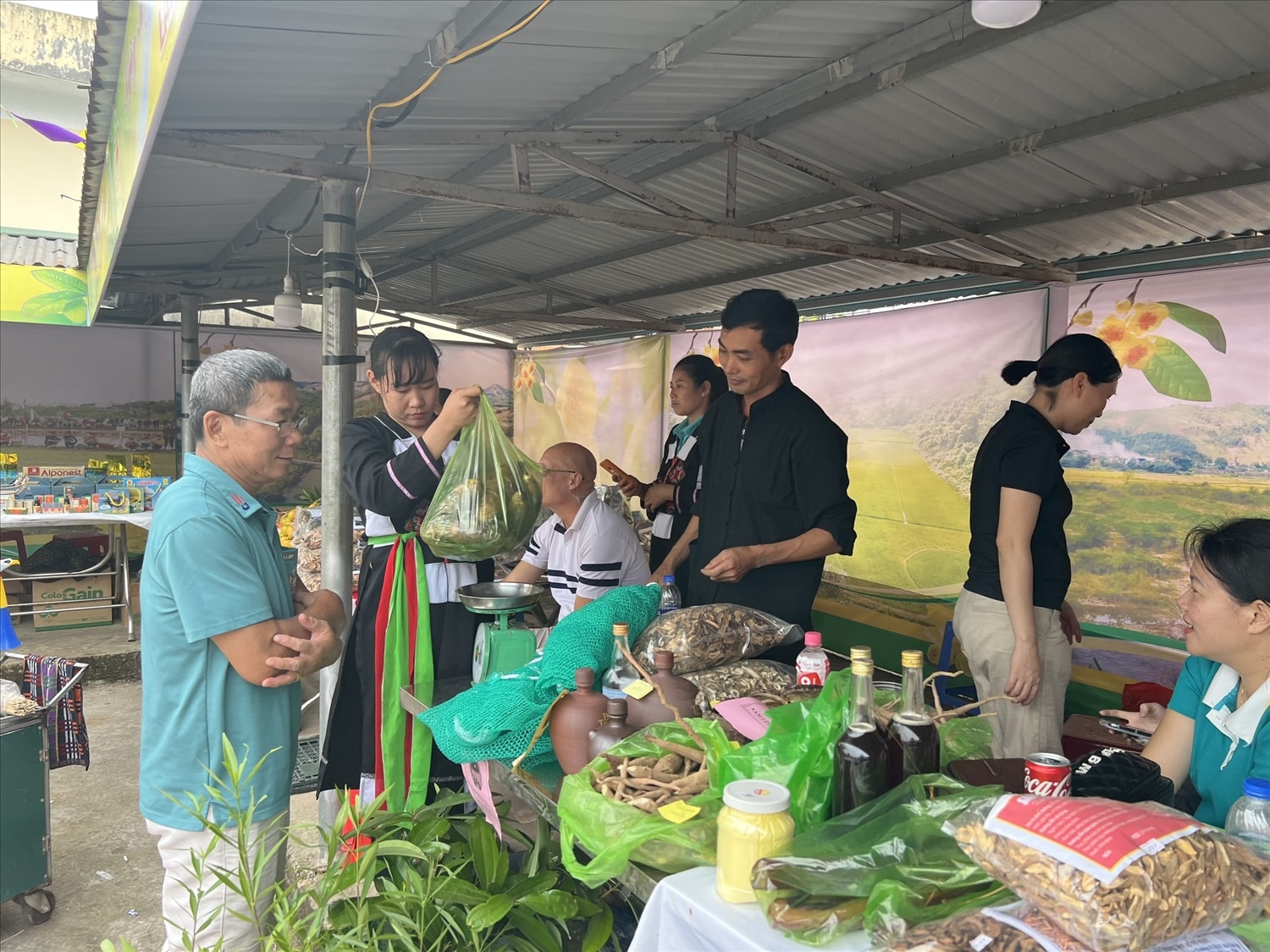 Các gian hàng thu hút đông đảo người dân và khách du lịch đến xem, mua sắm
