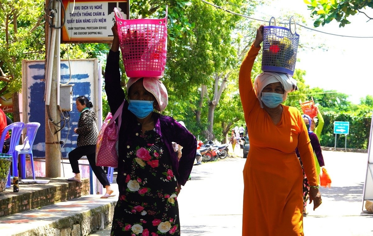 Từ sáng sớm ngày trước của Lễ chính, đồng bào Chăm từ các xã, huyện trong tỉnh Bình Thuận đã mang vác các loại thức ăn, hoa quả, lễ vật lên sân tháp Pô Sah Inư để chuẩn bị cho các hoạt động của lễ Katê
