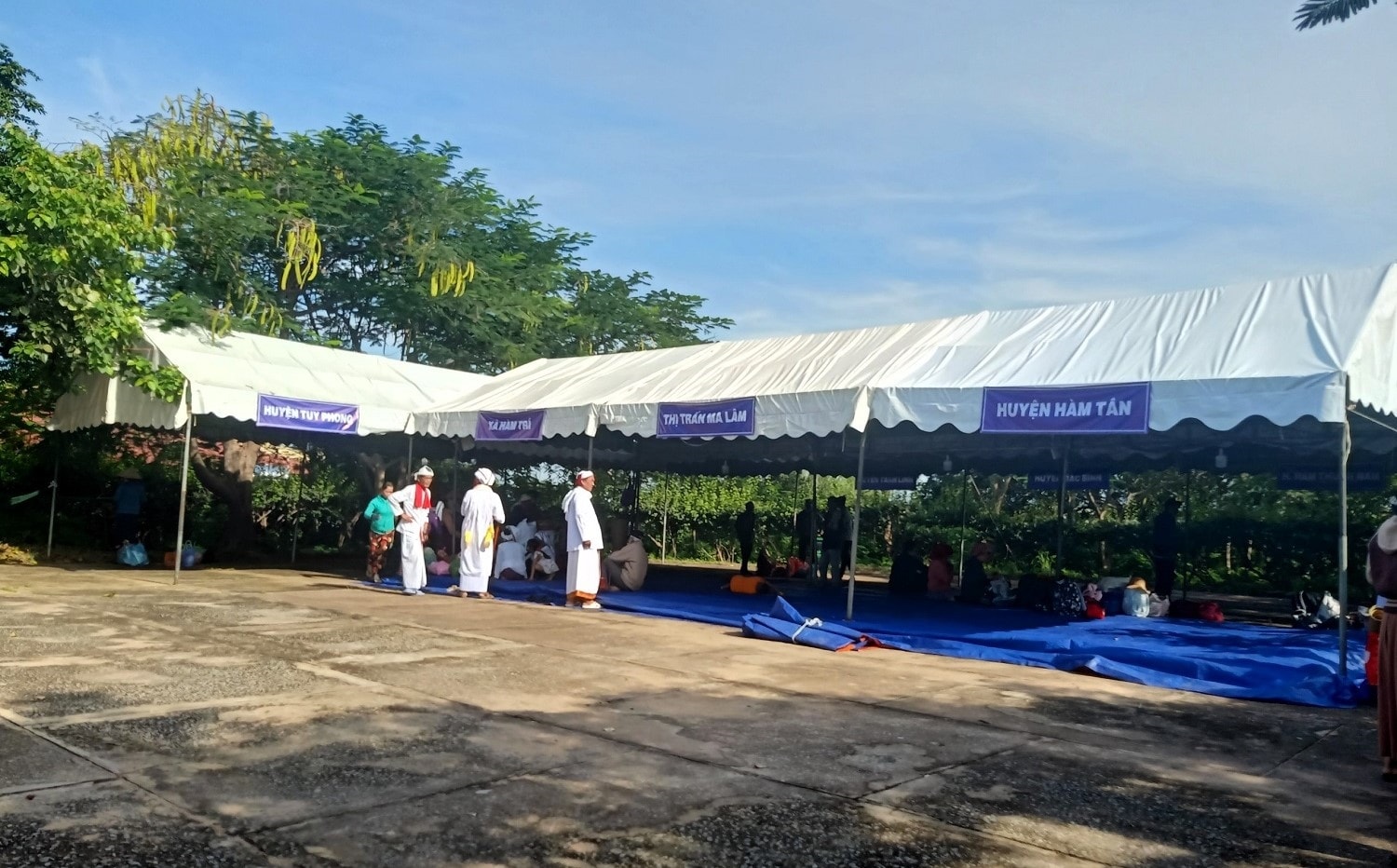 Mỗi địa phương có đông đồng bào Chăm sinh sống trong tỉnh đều được bố trí một khu vực lều trại để bà con có thể nghỉ qua đêm trên tháp đồng thời chuẩn bị các phần thi của của đơn vị mình
