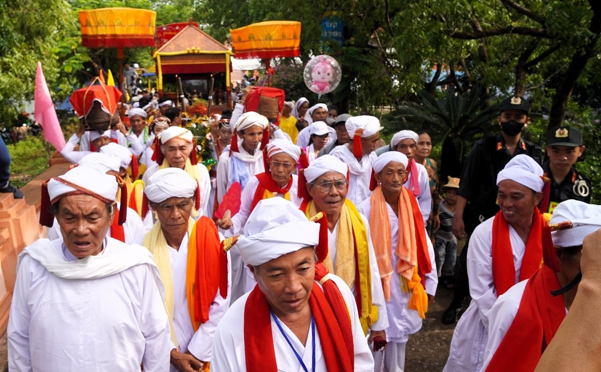 Dòng người rước lễ kéo dài từ khoảng sân tổ chức phần hội lên đến chân tháp nơi diễn ra nghi lễ chính