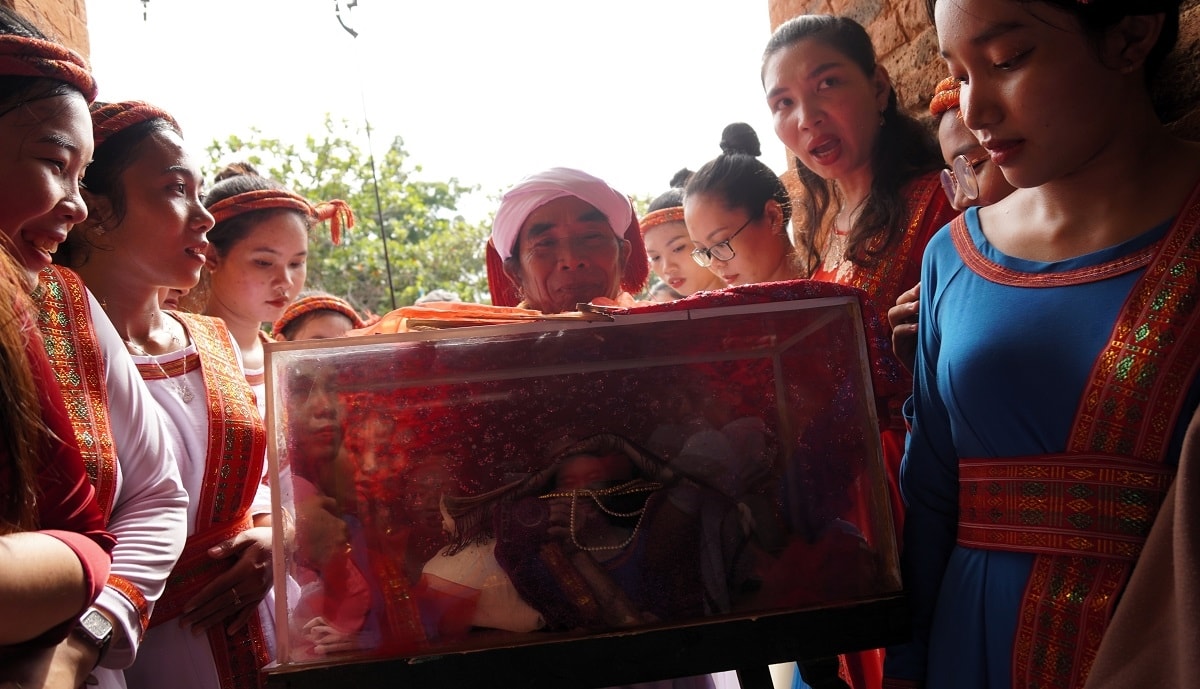 Thỉnh Y trang của thần Pô Sah Inư vào tháp