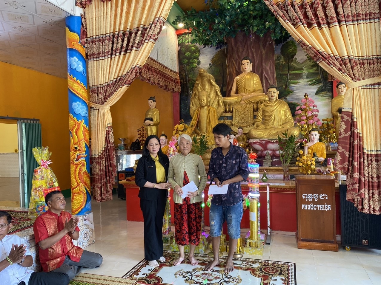 Bà Quách Kiều Mai, Phó trưởng Ban Dân tộc tỉnh cà Mau, thăm gia đình chính sách tại chùa Rạch Cui ( Trần Văn Thời) Bà Quách Kiều Mai, Phó trưởng Ban Dân tộc tỉnh cà Mau, thăm gia đình chính sách tại chùa Rạch Cui ( Trần Văn Thời)
