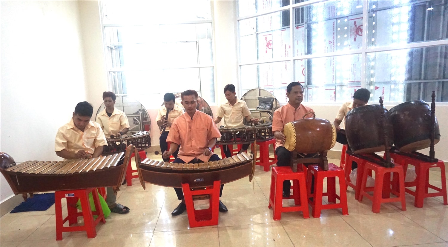 Dàn nhạc ngũ âm luôn có mặt biểu diễn tại các Lễ, Hội của đồng bào Khmer Dàn nhạc ngũ âm luôn có mặt biểu diễn tại các Lễ, Hội của đồng bào Khmer